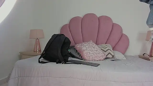 Nicole Paradise online show from November 20, 2025, 12:39 pm