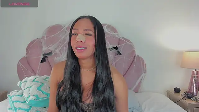 Nicole Paradise online show from October 15, 2025, 12:02 pm