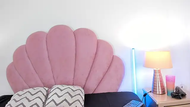 Nicole Paradise online show from January 17, 2026, 12:31 pm