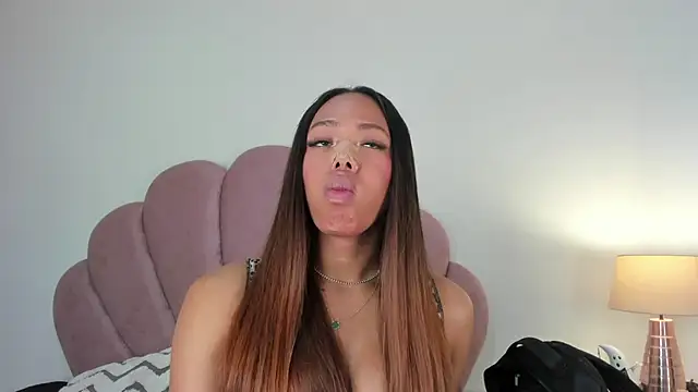 Nicole Paradise online show from October 24, 2025, 12:04 pm