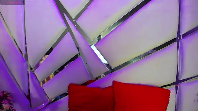 Aurora 18 online show from November 14, 2025, 2:43 pm