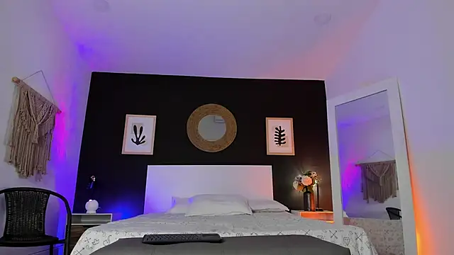 VioletPaket online show from November 23, 2025, 2:27 pm