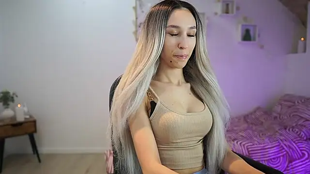 Amai  Liu online show from February 26, 2025, 7:10 pm