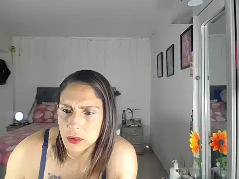 Snapshot of Corina_hot chatting on October 3, 2025, 8:32 pm Corina hot online show from October 3, 2025, 8:32 pm