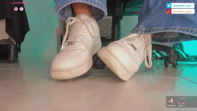 charlotte  grey online show from October 17, 2025, 8:32 pm