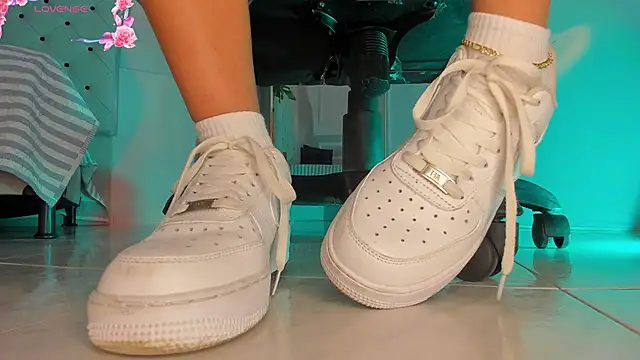 charlotte  grey online show from January 31, 2026, 7:45 pm