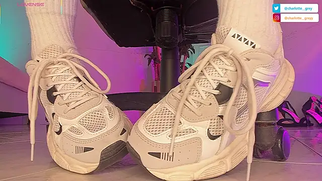 charlotte  grey online show from October 6, 2025, 8:09 pm