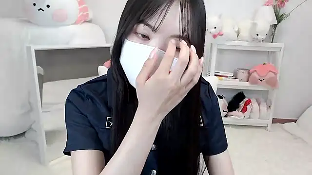 momo room online show from May 17, 2026, 11:32 am