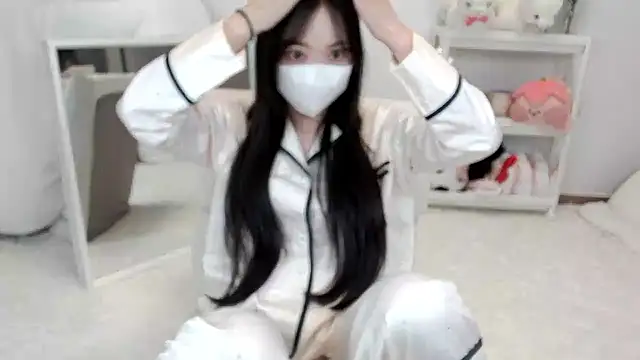 momo room online show from May 9, 2026, 11:57 am