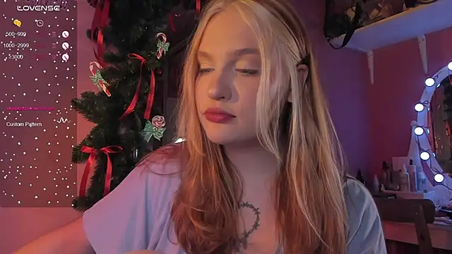 CarolineLovers online show from December 17, 2025, 8:58 pm