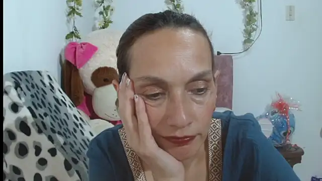 italagomez  online show from September 23, 2025, 11:01 pm