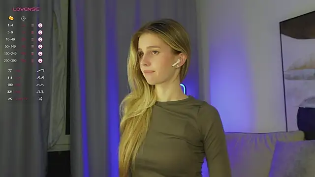 Fluffy-Angel online show from October 27, 2025, 5:03 pm