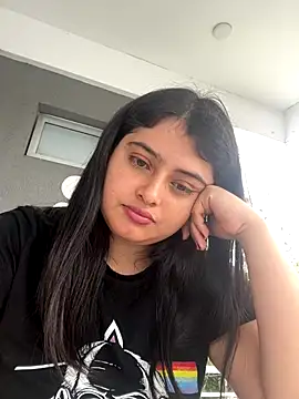 Stephania 18 online show from September 17, 2025, 6:43 pm