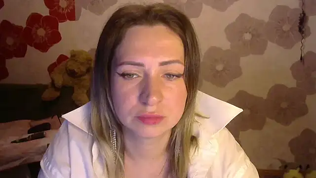 Snapshot of Queen_Daenerys chatting on September 15, 2025, 7:47 pm Queen Daenerys online show from September 15, 2025, 7:47 pm