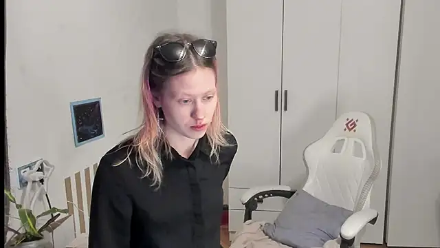 Snapshot of Silly__Milly chatting on June 5, 2026, 1:43 am Silly Milly online show from June 5, 2026, 1:43 am