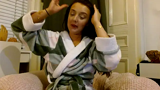 LucyLuxee19 online show from February 10, 2025, 7:49 pm