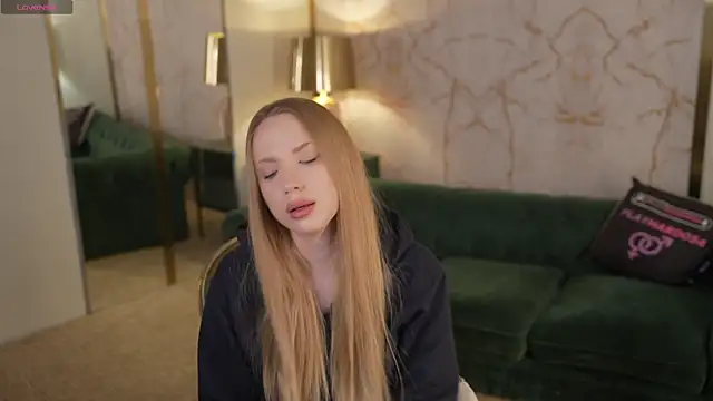 Linda054 online show from October 14, 2025, 4:35 am