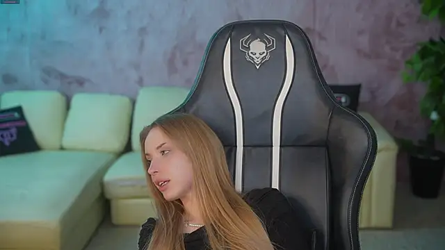 Linda054 online show from October 18, 2025, 5:42 am