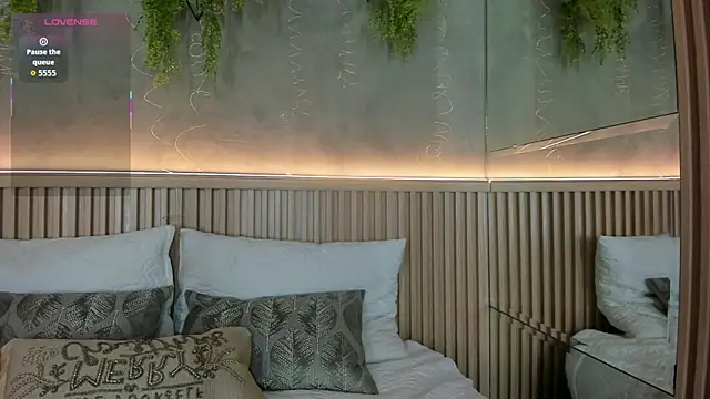 Lana Lann online show from December 15, 2025, 1:17 pm