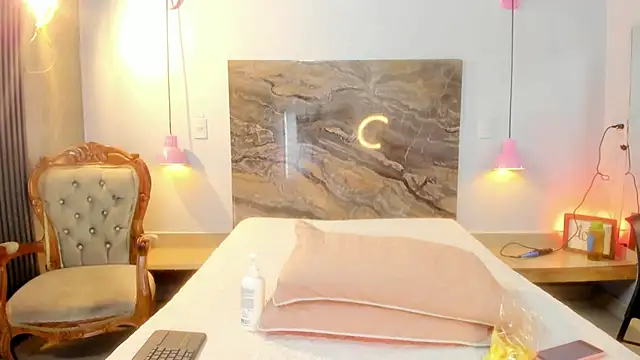 Alisson zambrano online show from November 19, 2025, 8:20 pm