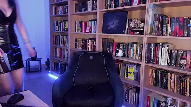 Snapshot of Queen_of_Hearts1 chatting on February 5, 2026, 8:37 pm Queen of Hearts1 online show from February 5, 2026, 8:37 pm