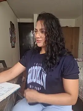 Snapshot of Thaliacooper_ chatting on November 12, 2025, 5:17 pm Thaliacooper online show from November 12, 2025, 5:17 pm