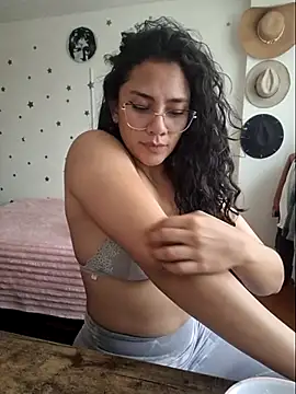 Snapshot of Thaliacooper_ chatting on December 18, 2025, 6:01 pm Thaliacooper online show from December 18, 2025, 6:01 pm