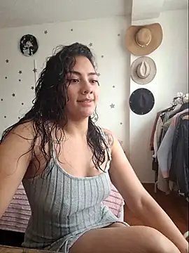 Snapshot of Thaliacooper_ chatting on December 17, 2025, 6:13 pm Thaliacooper online show from December 17, 2025, 6:13 pm