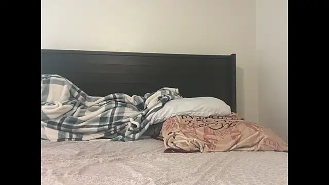 QueenLolaX online show from October 19, 2025, 11:18 pm