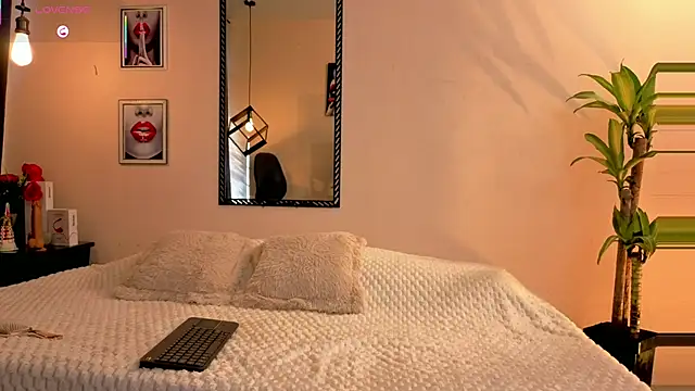 Megan Do Santos online show from September 25, 2025, 7:42 pm