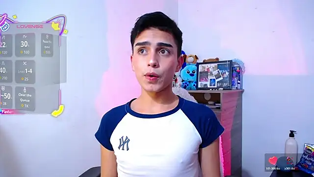 Snapshot of OwenBluee chatting on November 17, 2025, 5:50 pm OwenBluee online show from November 17, 2025, 5:50 pm