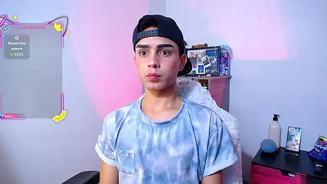 Snapshot of OwenBluee chatting on November 18, 2025, 11:02 am OwenBluee online show from November 18, 2025, 11:02 am