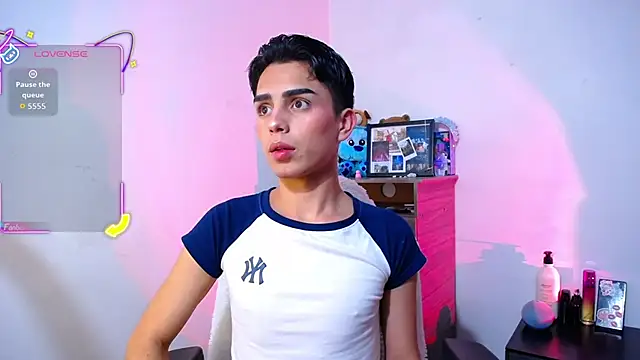 Snapshot of OwenBluee chatting on November 22, 2025, 5:39 am OwenBluee online show from November 22, 2025, 5:39 am