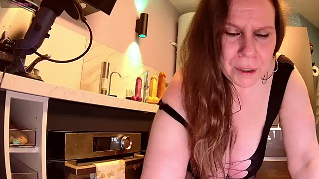 Snapshot of Endrocleia chatting on February 18, 2025, 1:10 am Endrocleia online show from February 18, 2025, 1:10 am