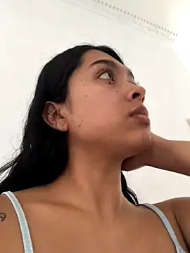 SweetLatiin  online show from October 15, 2025, 8:17 pm