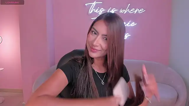 Snapshot of ArianaDumont chatting on July 2, 2026, 11:27 am ArianaDumont online show from July 2, 2026, 11:27 am