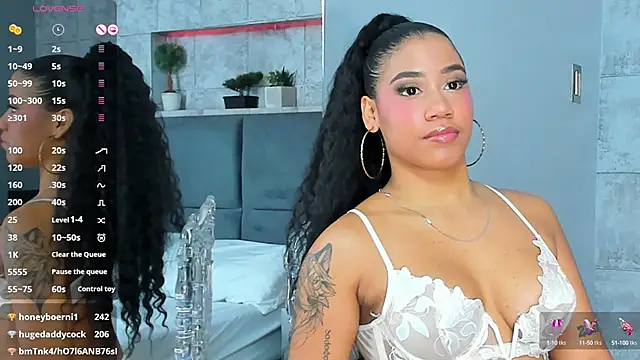 Salome Diaz  online show from February 24, 2025, 7:30 pm