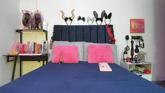 emmily giraldo online show from November 15, 2025, 1:15 pm