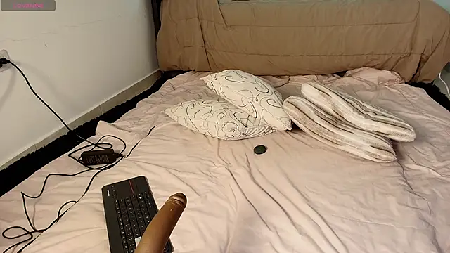 Snapshot of Madeline_Dreams chatting on November 26, 2025, 6:19 pm Madeline Dreams online show from November 26, 2025, 6:19 pm