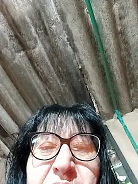 Snapshot of clarita_01 chatting on October 7, 2025, 11:00 am clarita 01 online show from October 7, 2025, 11:00 am