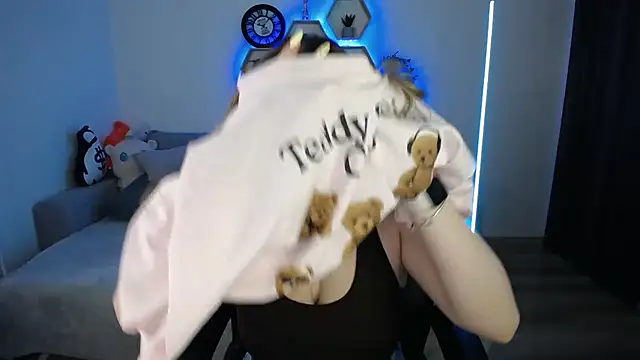 SabrinViolet online show from March 16, 2026, 9:24 am