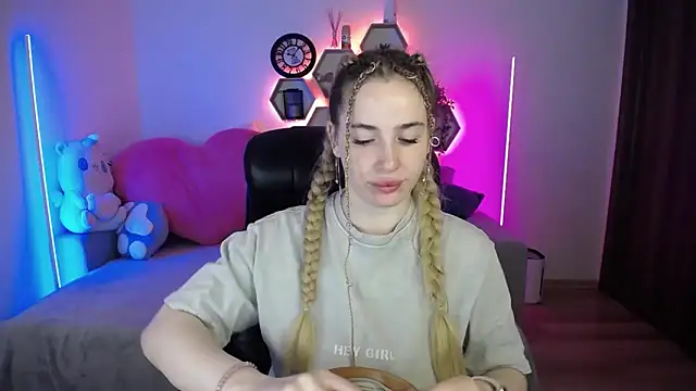 SabrinViolet online show from May 18, 2026, 8:08 am