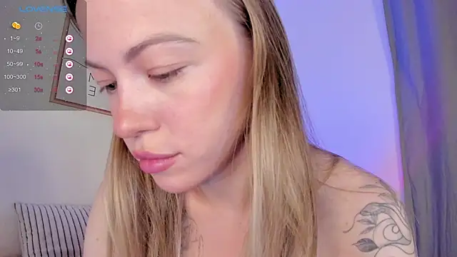 Snapshot of damn_cutie chatting on April 18, 2026, 11:23 am damn cutie online show from April 18, 2026, 11:23 am