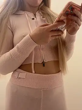 Holly-Glamour online show from December 5, 2025, 5:11 pm