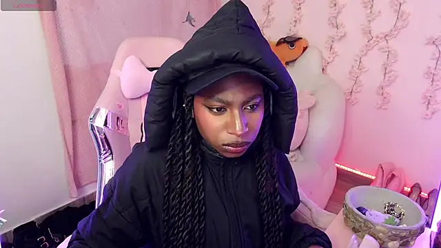 Queen perla  online show from December 17, 2025, 11:10 pm