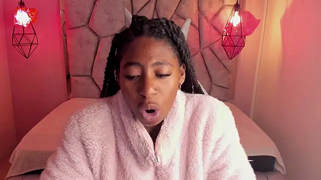 Snapshot of Queen_perla_ chatting on March 19, 2025, 12:34 pm Queen perla online show from March 19, 2025, 12:34 pm