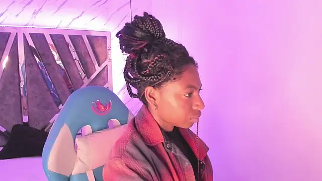 Snapshot of Queen_perla_ chatting on September 19, 2025, 12:42 pm Queen perla online show from September 19, 2025, 12:42 pm