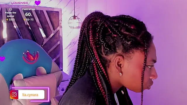 Snapshot of Queen_perla_ chatting on September 20, 2025, 4:01 pm Queen perla online show from September 20, 2025, 4:01 pm