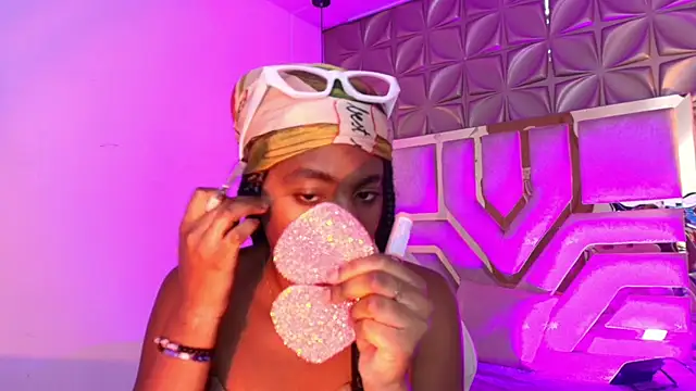 Queen perla  online show from March 15, 2026, 3:52 pm