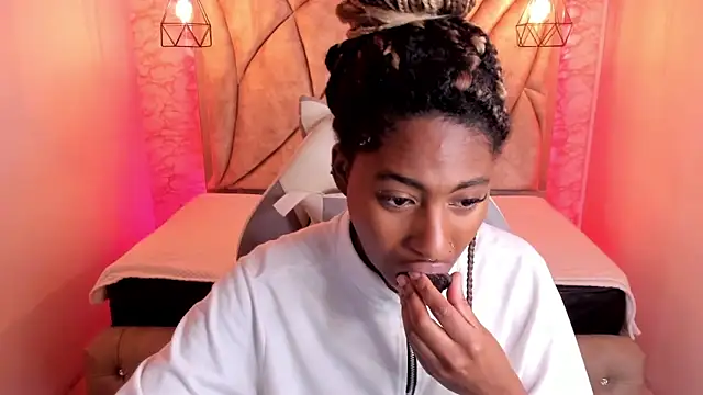 Snapshot of Queen_perla_ chatting on February 19, 2025, 12:11 pm Queen perla online show from February 19, 2025, 12:11 pm
